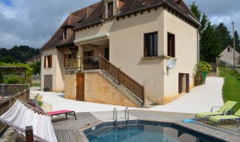 Beautiful house of 180 m² living space on the heights of Montignac. Superb view. Swimming pool. Land of 900 m².