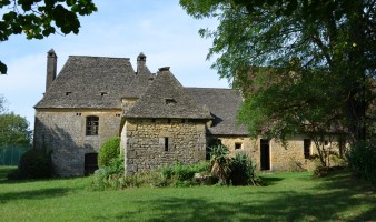 Périgord Noir, beautiful property with character, situated on the heights between Montignac and Sarlat. Quiet and not isolated situation, nice orientation, flat and landscaped land of about 5000 m².