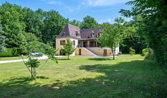 In Périgord Noir, not far from Montignac and close to a charming typical village on the Vézère river, renovated Périgourdine house with land