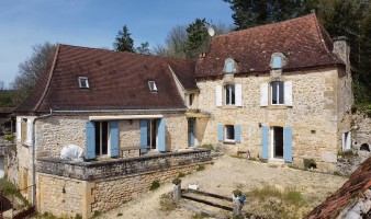 Pretty stone 5-bedroom house to finish restoring in a village of the Périgord Noir with barn, garden and open views.