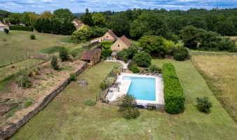 Stunning Character Property with Private Pool in Picturesque Le Buisson de Cadouin Area! 197m² living space, 3,174m² land, 7 bedrooms, outbuildings, panoramic view, and more. Don't miss this opportunity for €424,000!
