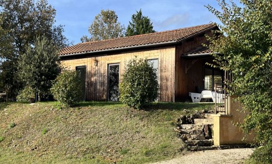 In Périgord Noir, in the Vézère valley, right in the middle of all the tourist sites, complex of 6 gîtes with swimming pool, very well situated, on a large plot of land of around 7000 m².