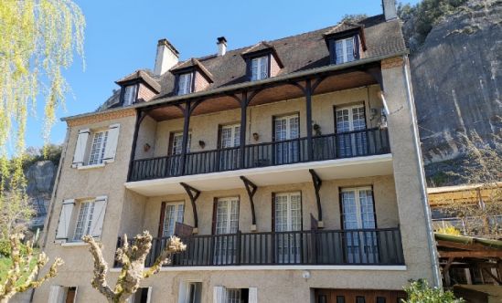 Former 14-room hotel in a tourist village in the Périgord Noir with private apartment