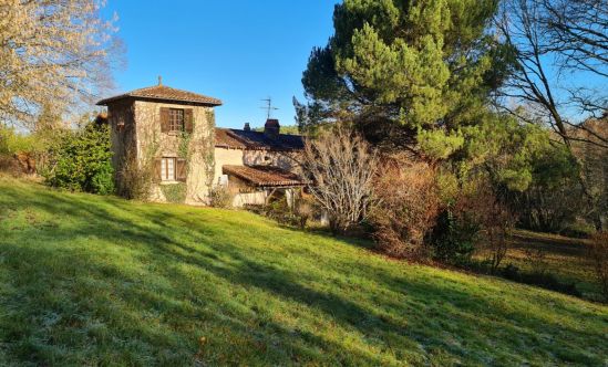 Property to be restored at the gates of Périgueux with outbuildings and 4 hectares of land