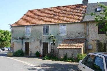 En Périgord Noir, maison à rénover entièrement sur la place du village d' AUBAS.