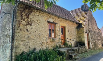 10 minutes from Montignac, in a very quiet hamlet on the heights, restoration project for this property. Many possibilities. Land of 3990 m² with a building part.