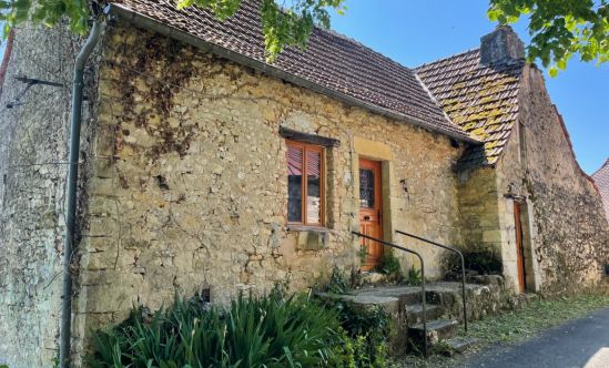 10 minutes from Montignac, in a very quiet hamlet on the heights, restoration project for this property. Many possibilities. Land of 3990 m² with a building part.