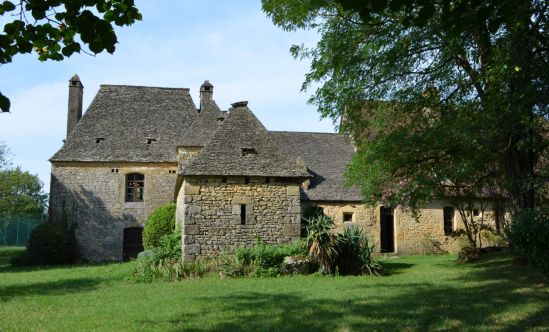 Périgord Noir, belle propriété de caractère dans son jus, située sur les hauteurs entre Montignac et Sarlat. Situation calme et non isolée, belle orientation, terrain plat et paysagé d'environ 5000 m².