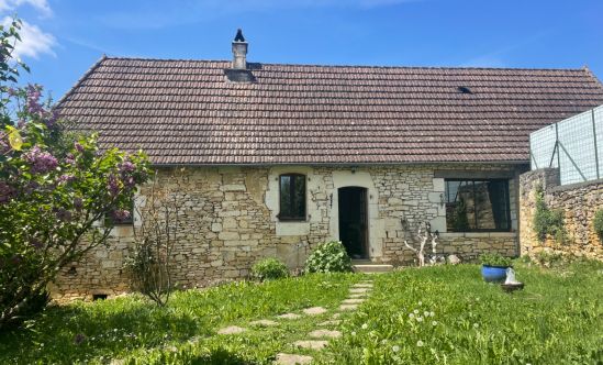 Maison en pierre avec jardin et jolie vue dans village sur hauteurs à 5 minutes de MONTIGNAC-LASCAUX.