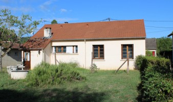 5 minutes walk from the shops and schools of MONTIGNAC-LASCAUX, house to refresh with building land.