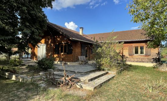 Périgord Noir, 5 minutes from the centre of MONTIGNAC-LASCAUX, wooden house built in 2004 with guest house, garage and land of about 2000 m².
