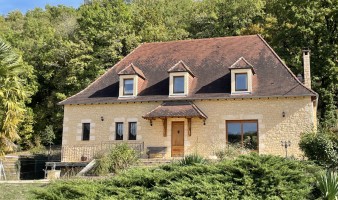 In the Périgord Noir, large recent Périgourdine house of about 280 m² living space with a large living room of 120 m². Swimming pool.