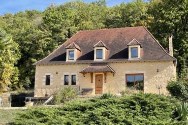 En Périgord Noir, grande maison périgourdine récente d'environ 280 m² habitables avec une grande pièce de vie de 120 m². Piscine.
