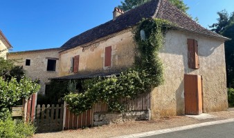 Près de Bergerac, dans le village de LAMONZIE-MONTASTRUC, ancienne maison en pierre avec dépendance. Beau potentiel.