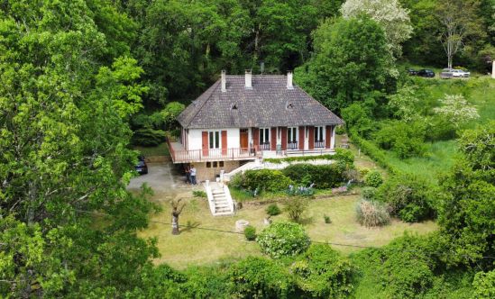Exclusive. On the heights of Montignac-Lascaux, quiet and only 1 km from the village, house from 1970 to refresh.