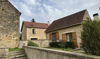 Proche de Sarlat et à 20 minutes de Montignac-Lascaux, ensemble de trois maisons rénovées et d'une grange sur terrain d'environ 3400 m².