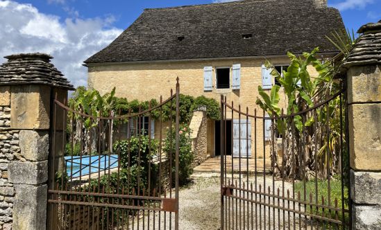 Propriété de caractère avec piscine dans la Vallée Vézère à 5 minutes de Montignac. Belle maison couverte de lauzes avec une grande pièce de vie, dépendance. Jardin d'environ 1850 m².