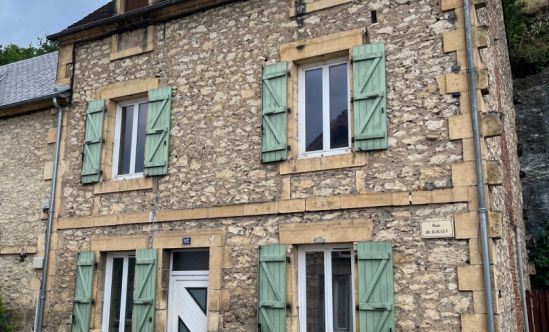 In Périgord Noir, Montignac-Lascaux, town house with outbuilding, courtyard and parking space. Rental investment potential.