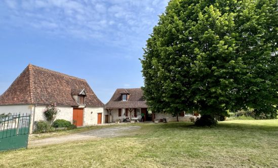 In the Périgord Noir region, in the heart of tourist attractions, character property in a peaceful but not isolated setting on over 4 hectares of land.
