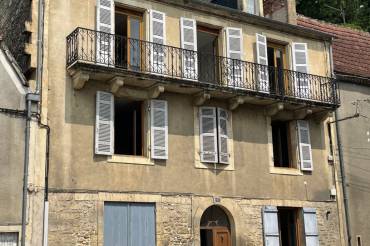 En Périgord Noir, à Montignac-Lascaux, à proximité à pied des commerces, maison de ville d'environ 200 m2 habitables avec petits extérieurs. Travaux de rafraîchissement à prévoir. Potentiel locatif.