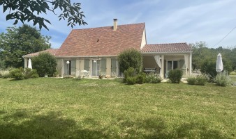 5 kms from MONTIGNAC_LASCAUX, contemporary house offering a home and two independent studios and land.