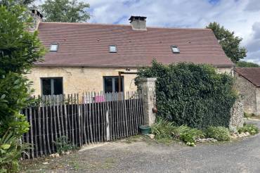  En Périgord Noir, dans un hameau calme à moins de 10 mn de Montignac, maison de caractère avec joli jardin.