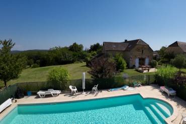 En Périgord Noir, entre le Lot et la Dordogne, grange en pierre rénovée avec piscine.