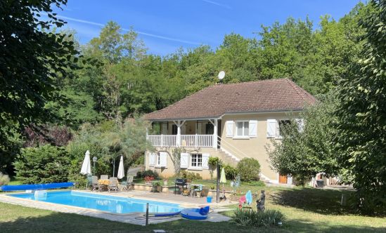 Near Montignac, in a peaceful setting, 120 m² holiday home with swimming pool set in attractive grounds of approx. 3000 m².