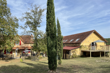 Propriété sur 8ha9, avec maison principale, et grange aménagée en deux gîtes. Situation calme dans un hameau à 5 minutes de Montignac-Lascaux.