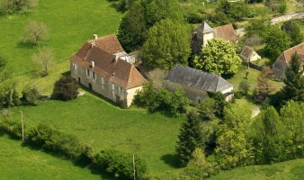 SUBLIME TYPICAL PERIGORD PROPERTY. 17thC MANOR HOUSE, 16thC HOUSE, DOVECOTE, BARNS SET IN OVER 1 HECTARE OF LAND. TRANQUIL BUT NOT ISOLATED. NUMEROUS CONVERSION OPTIONS.