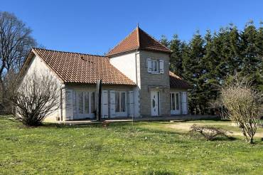 En Périgord Noir, à 15 mn de Montignac, maison traditionnelle de 130 m² habitables avec garage/atelier sur en viron 5500 m² de terrain.
