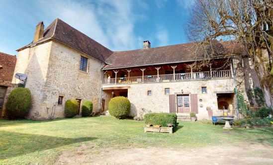 SUPERB, SPACIOUS 18TH CENTURY 4-BED STONE HOUSE WITH SMALL GITE IN A CHARMING VILLAGE WITH COMMERCE BETWEEN LES EYZIES AND MONTIGNAC. 1700SQM GARDEN. MP113769