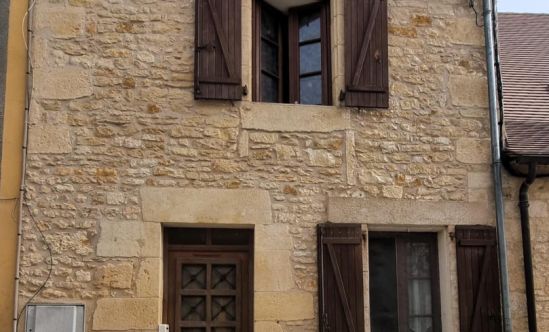 Montignac, charming town house with around 60 m² of living space on two levels, shops and schools within walking distance.