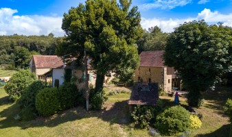 In the Périgord Noir region, property comprising three fully restored stone houses set in grounds of around 5 hectares with swimming pool.