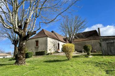 Périgord noir, à moins de 5 minutes des commerces, écoles et commodités jolie maison avec un superbe point de vu à15 minutes de Montignac-Lascaux.