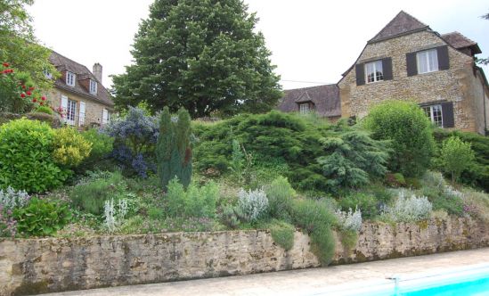 En Périgord Noir, Grande et belle  maison en pierre avec piscine, dépendances et vue imprenable sur 12 hectares de terrain.