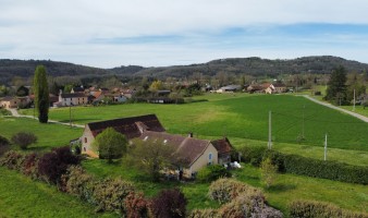 Near Montignac, in a quiet location, holiday home with large barn and lovely 3500 m² garden with young truffle trees.