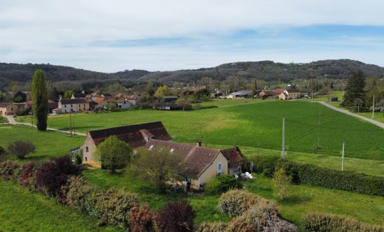 Proche de Montignac, au calme, maison de vacances avec grande grange et beau jardin de 3500 m² avec jeunes truffiers.