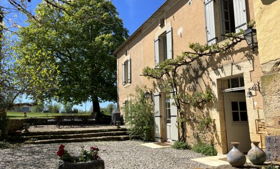In the Périgord Noir region, between the Dordogne and Vézère valleys, in a peaceful setting on high ground, beautiful property set in 3 hectares with main house, gîte (or guest house), outbuildings and swimming pool.