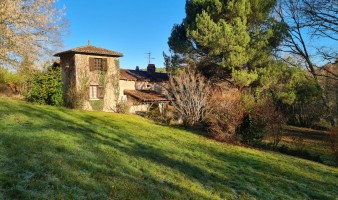 Property to be restored at the gates of Périgueux with outbuildings and 4 hectares of land
