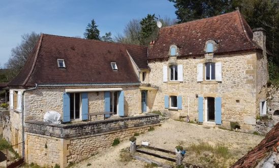 Pretty stone 5-bedroom house to finish restoring in a village of the Périgord Noir with barn, garden and open views.