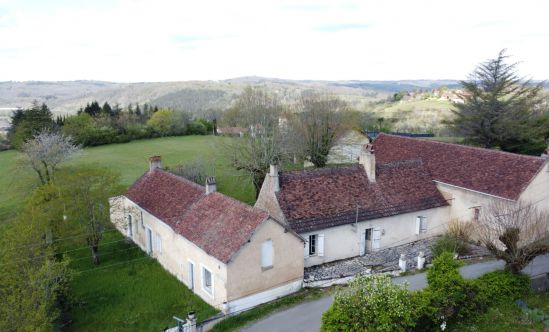 Old farmhouse to restore on the heights of Le Bugue with 2000m² of land