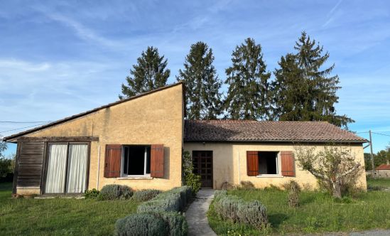 NEAR VILLAGE - Single storey house with 3 bedrooms and workshop of 300m².