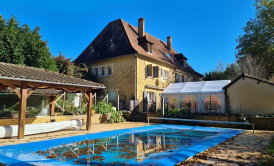 PROCHE DE PERIGUEUX-  Maison en pierre avec garage et piscine