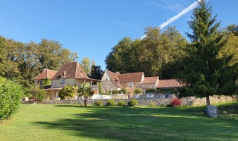 MAGNIFICENT ESTATE WITH MAIN HOUSE, THREE EXCELLENT GITES, CHAMBRE D'HOTE, HEATED SWIMMING POOL AND JACUZZI AND OUTBUILDINGS,  CLOSE TO LES EYZIES. DEP0809