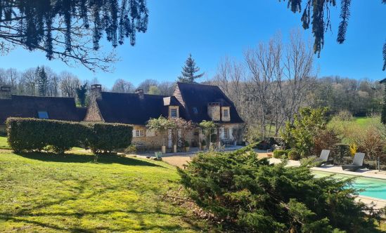 CHARMING STONE 6-BEDROOM PROPERTY NEAR LES EYZIES. MAIN HOUSE & GUEST HOUSE. SWIMMING POOL. PEACEFUL LOCATION OF 2.5 ACRES.