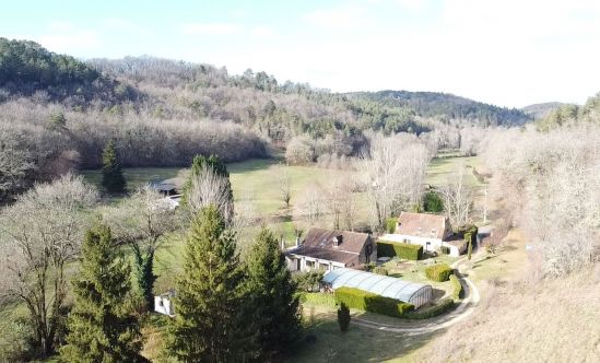 Former Périgord farm set in 10 hectares in the heart of a pretty valley with a stream running through it.