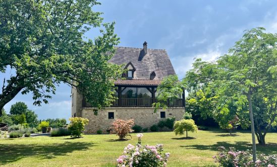 Perigordin style house with swimming pool and large enclosed grounds