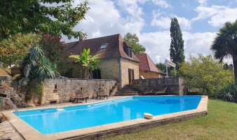Old farmhouse with swimming pool in a quiet area