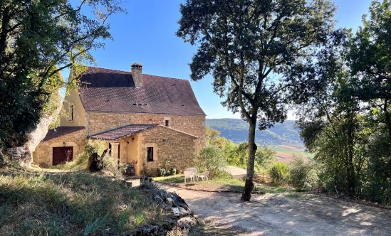 LOVELY STONE PROPERTY WITH SUBLIME DORODOGNE VALLEY VIEWS IN A TRANQUIL LOCATION NEAR ST CYPRIEN